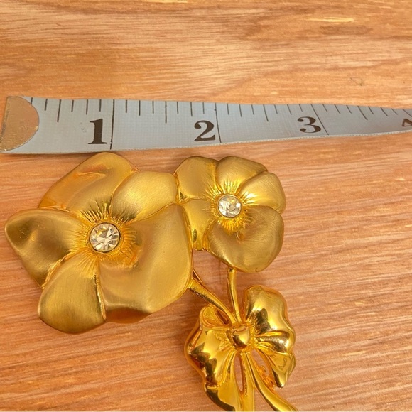 Gold Vintage Pronounced Floral and Faceted Stones with Decorative Bow Brooch. - Picture 4 of 6